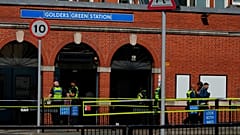 Polizisten im Einsatz vor der U-Bahn-Station Golders Green in London, in der Nähe des Tatorts, an dem kürzlich zwei Menschen erstochen wurden, 30. April 2026