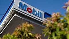 Ein Schild ist am Mittwoch, dem 29. April 2026, an einer Mobil-Tankstelle in Gresham, Oregon, zu sehen.