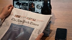 Eine Person liest die New York Times.