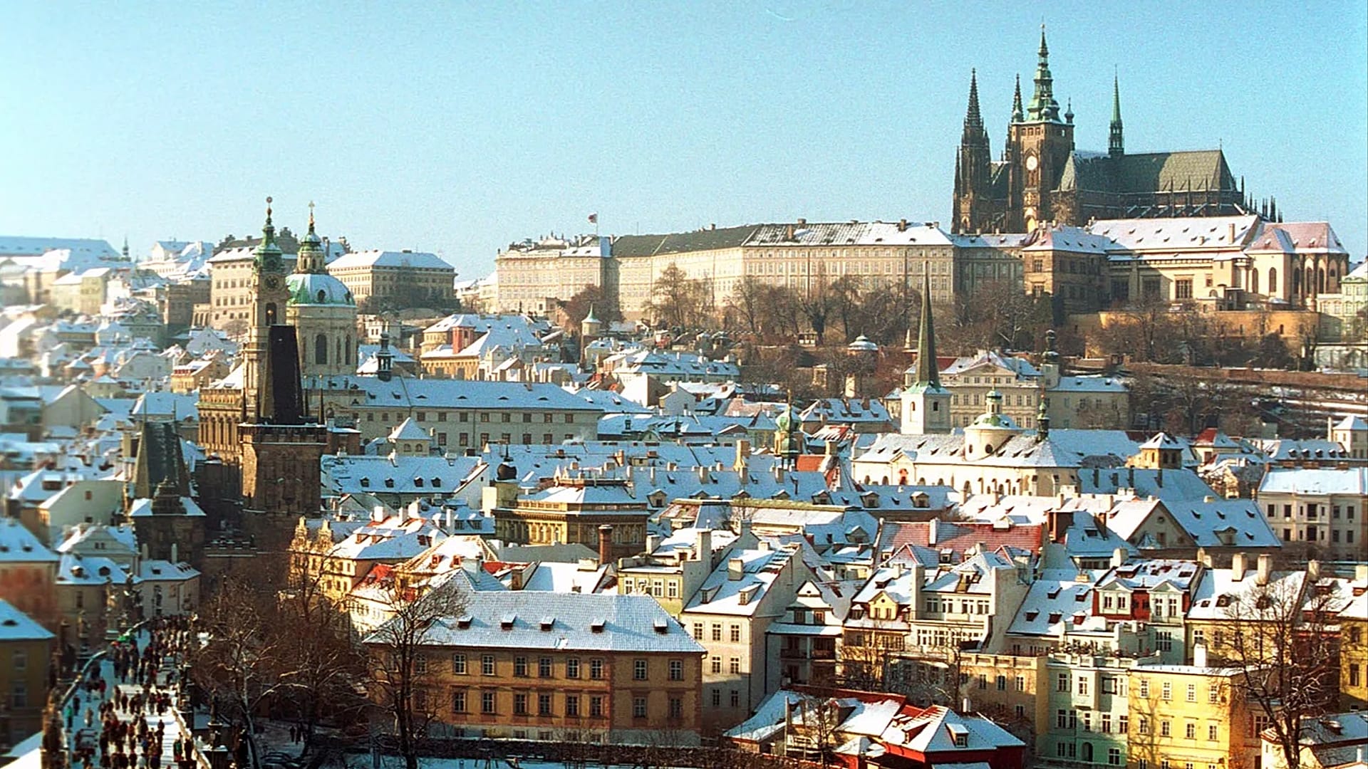 **ARŞİV** Bu 5 Ocak 2004 tarihli arşiv fotoğrafında Prag Kalesi ve Aziz Vitus Katedrali’nin altında, solda, Mala Strana (Küçük Şehir) ve Karl Köprüsü’nün bir kısmı görülüyor.