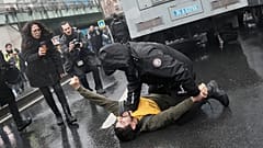 Demonstranten, die während der 1. Mai-Demonstrationen in Istanbul versuchten, zum Taksim-Platz zu marschieren, wurden von der Polizei festgehalten / Freitag, 1. Mai 2026