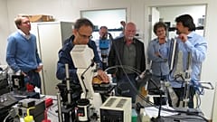 Craig Venter (ortada soldan üçüncü kişi) labortuvarda.