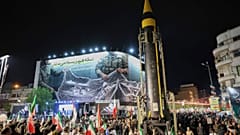 صاروخ باليستي للحرس الثوري الإيراني خلال عرض في تظاهرة مؤيدة للحكومة في ساحة (الثورة الإسلامية) بوسط طهران، إيران، الثلاثاء 21 نيسان 2026.
