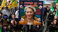 Un cartel que representa a la presidenta de la Comisión como el personaje Cruella de Vil es sostenido por agricultores en Madrid, España, el 16 de diciembre de 2024.