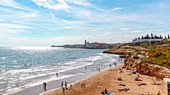 Uma praia em Sitges, Espanha