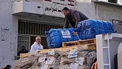 Un hombre descarga ayuda humanitaria suministrada por el ACNUR en los suburbios del sur de Beirut, 9 de marzo de 2026.