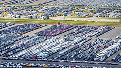 Für die Verladung geparkte Autos im Hafen von Emden, 23. April 2026