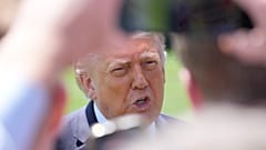 El presidente Donald Trump habla con los periodistas antes de partir en el Marine One desde el Jardín Sur de la Casa Blanca, el viernes 1 de mayo de 2026, en Washington.