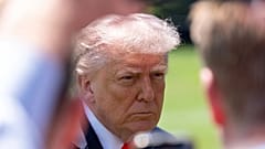 El presidente de EE.UU., Donald Trump, habla con los periodistas antes de partir en el Marine One desde el Jardín Sur de la Casa Blanca, el 1 de mayo de 2026.