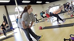 يتدرب الأعضاء خلال فصل التدريب المتقطع عالي الكثافة (HIIT) 