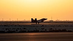 في هذه الصورة التي نشرها سلاح الجو الأميركي، تصل مقاتلة F-22 رابتور إلى قاعدة الظفرة الجوية في أبوظبي، الإمارات، يوم 12 فبراير 2022،