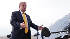 Il presidente degli Stati Uniti Donald Trump parla con i giornalisti prima di salire a bordo dell'Air Force One all'aeroporto internazionale di Palm Beach in Florida, in viaggio verso Miami, sabato 2 maggio 2026.