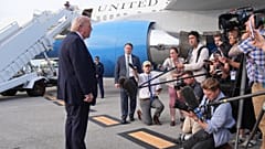Il presidente degli Stati Uniti Donald Trump parla con i giornalisti prima di salire a bordo dell'Air Force One all'aeroporto internazionale di Palm Beach in Florida, in viaggio verso Miami, sabato 2 maggio 2026.