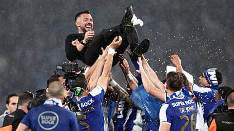 O treinador principal do Porto, o italiano Francesco Farioli, é lançado ao ar pelos jogadores em comemoração após a vitória sobre o Alverca num jogo da Liga Portugal