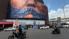 Az iráni háborút elítélő plakát