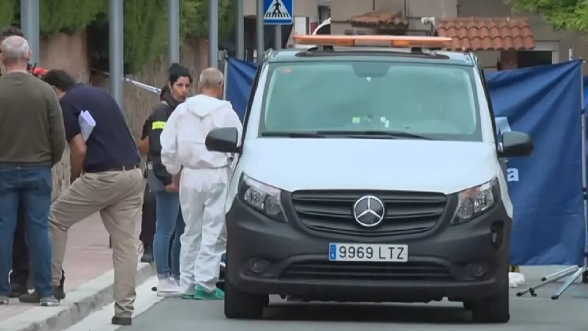 Un hombre mata a una mujer a cuchilladas en plena calle de Esplugues y ...