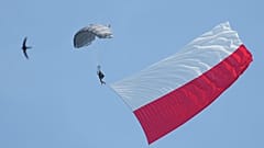 Polski spadochroniarz z ogromną polską flagą, 15 sierpnia 2024 r.