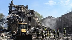 I soccorritori rimuovono le macerie di un edificio residenziale distrutto da un attacco russo a Dnipro, in Ucraina, sabato 25 aprile 2026.