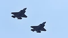 حلّقت طائرتان مقاتلتان أمريكيتان من طراز F-35 تابعتان للحرس الجوي لولاية فيرمونت فوق مطار سكوبي في مقدونيا الشمالية، يوم الجمعة 17 يونيو/حزيران 2022.