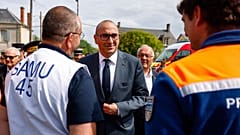 Laurent Nuñez saluta i membri della protezione civile, a Cornusse, il 3 maggio 2026.