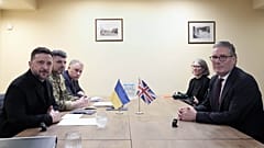 Il primo ministro britannico Keir Starmer (a destra) e il presidente ucraino Volodymyr Zelensky partecipano a un bilaterale prima del vertice della Comunità politica europea.