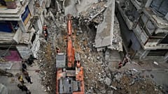  Squadre della Protezione civile di Gaza lavorano per recuperare i resti di un uomo ucciso da un attacco aereo israeliano nel dicembre 2023, a Gaza City, lunedì 9 febbraio 2026. 