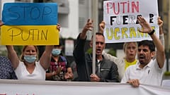Ucraini residenti in Perù protestano contro l'invasione russa dell'Ucraina davanti all'ambasciata russa a Lima, Perù, 25 febbraio 2022. (Foto AP/M