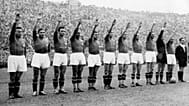 ARCHIVO: La selección italiana realiza el saludo fascista en el estadio Colombes de París, antes de la final de la Copa del Mundo contra Hungría, el 19 de junio de 1938