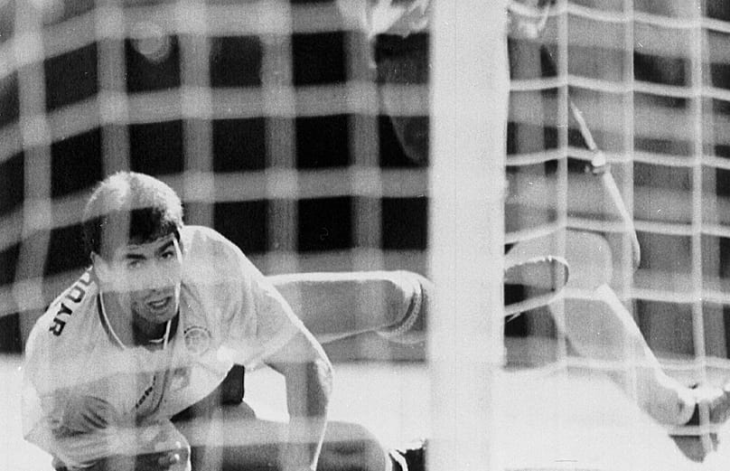 ARCHIVIO: Andrés Escobar, della Colombia, è a terra mentre osserva un tiro di Eric Wynalda, degli Stati Uniti, durante una partita della Coppa del Mondo al Rose Bowl.