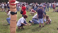 ARCHIVIO: Con il totem intagliato a mano dedicato al 'worm grunting' che veglia sul campo, i concorrenti della prima edizione del Sopchoppy Worm Grunting