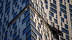 Detriti penzolano da un edificio danneggiato in via Mosfilmovskaya dopo un attacco di droni ucraini a Mosca, lunedì 4 maggio 2026.