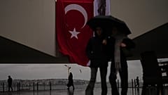 İstanbul'da yağmurlu bir günde Kabataş feribot terminalinde yürüyen yolcular, 19 Mart 2026.