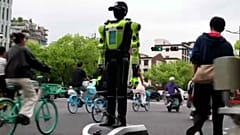 Un robot umanoide della Inspire-Robots dimostra come scrivere la calligrafia cinese alla Humanoid Robots Industry Base dello Shougang Park a Pechino, martedì 28 aprile 2026.