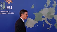 Il primo ministro spagnolo Pedro Sánchez arriva al vertice dell'UE a Nicosia, Cipro, il 24 aprile 2026. 