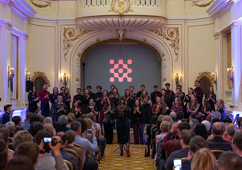 Chór Quantum Politechniki Warszawskiej pod dyrekcją Katarzyny Karbownik wystąpił w Hotelu Polonia Palace, 9 maja 2026 roku.