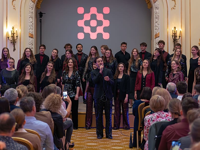Chór Quantum Politechniki Warszawskiej pod dyrekcją Katarzyny Karbownik w Hotelu Polonia Palace podczas koncertu „Don’t Stop Us Now!”, 9 maja 2026 roku.