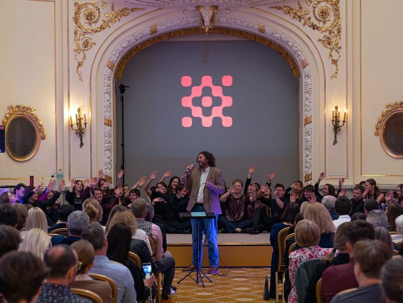 Chór Quantum Politechniki Warszawskiej w Hotelu Polonia Palace podczas koncertu „Don’t Stop Us Now!” w Sali Ludwikowskiej, 9 maja 2026 roku.