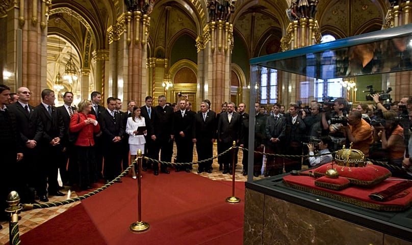 A Jobbik eskütétele a koronázási ékszereknél 2010. május 14-én