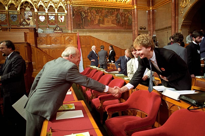 Fodor Gábor gratulál a köztársasági elnöknek jelölt Göncz Árpádnak - 1990. május 2.  