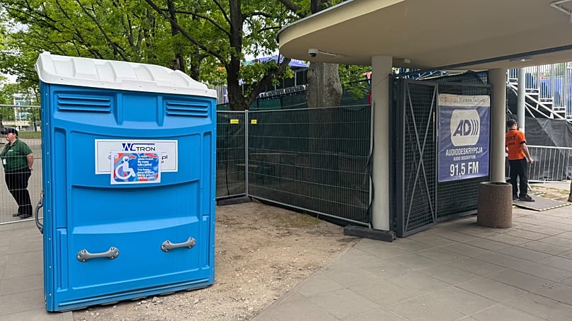 Toaleta dla osób z niepełnosprawnością na Orange Warsaw Festival pilnowana przez wolontariusza.