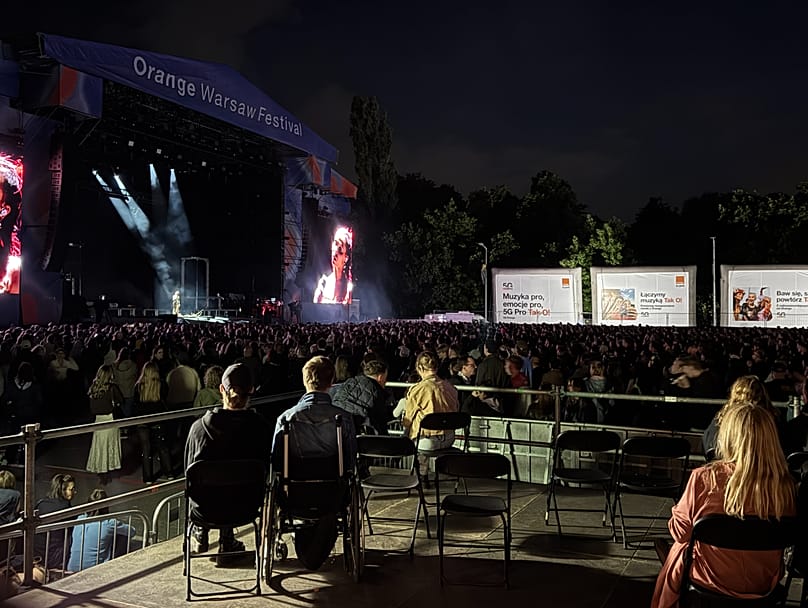 Widok z platformy dla osób z niepełnosprawnościami na sceneę główną Orange Warsaw Festival.