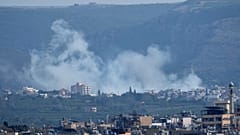 صورة تعبيرية- يتصاعد الدخان من قصف المدفعية الإسرائيلية على قرية قلايله، كما يُرى من مدينة صور، جنوب لبنان