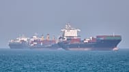 Arquivo - Navios porta-contentores fundeados no estreito de Ormuz, ao largo de Bandar Abbas, Irão, sábado, 2 de maio de 2026.