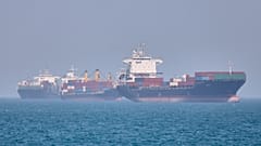 Archivio - Portacontainer all'ancora nello stretto di Hormuz, al largo di Bandar Abbas, Iran, sabato 2 maggio 2026.