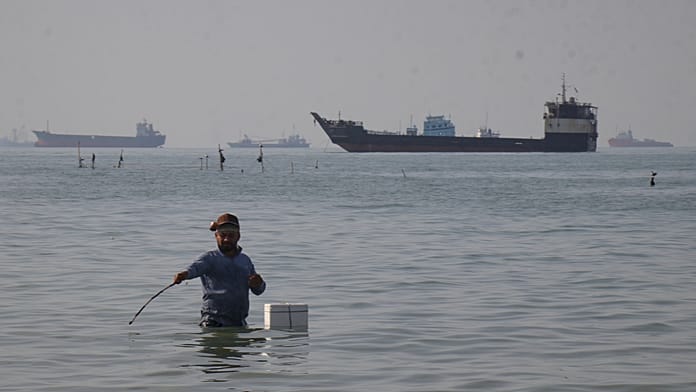 Alerta máxima: Irán asegura que impidió a un buque de la Armada de EE.UU. entrar en el estrecho de Ormuz