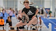 Una ragazza supera l'asticella nella gara di salto in alto ai Campionati tedeschi di hobby horsing a Francoforte, in Germania, sabato 2 maggio 2026