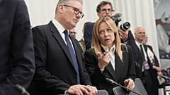 La premier Giorgia Meloni con il collega britannico Keir Starmer al vertice della Comunità politica europea lunedì a Yerevan, in Armenia