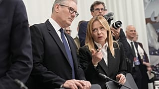 La premier Giorgia Meloni con il collega britannico Keir Starmer al vertice della Comunità politica europea lunedì a Yerevan, in Armenia