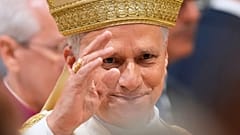 El Papa León XIV saluda a las masas. 