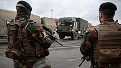 Veicoli arrivano da una nave della marina britannica, che partecipa ai giochi di guerra guidati dagli Stati Uniti, nel porto di Anversa ad Anversa, in Belgio, il 3 febbraio 2020. 